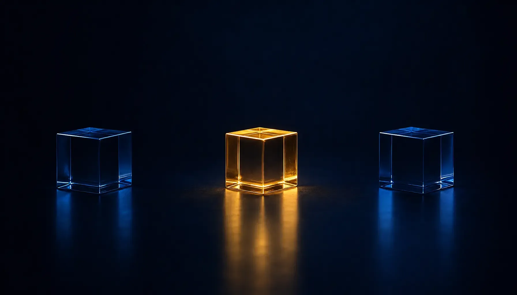 Drie glazen kubussen op een donker oppervlak, waarvan alleen de middelste warm goud oplicht